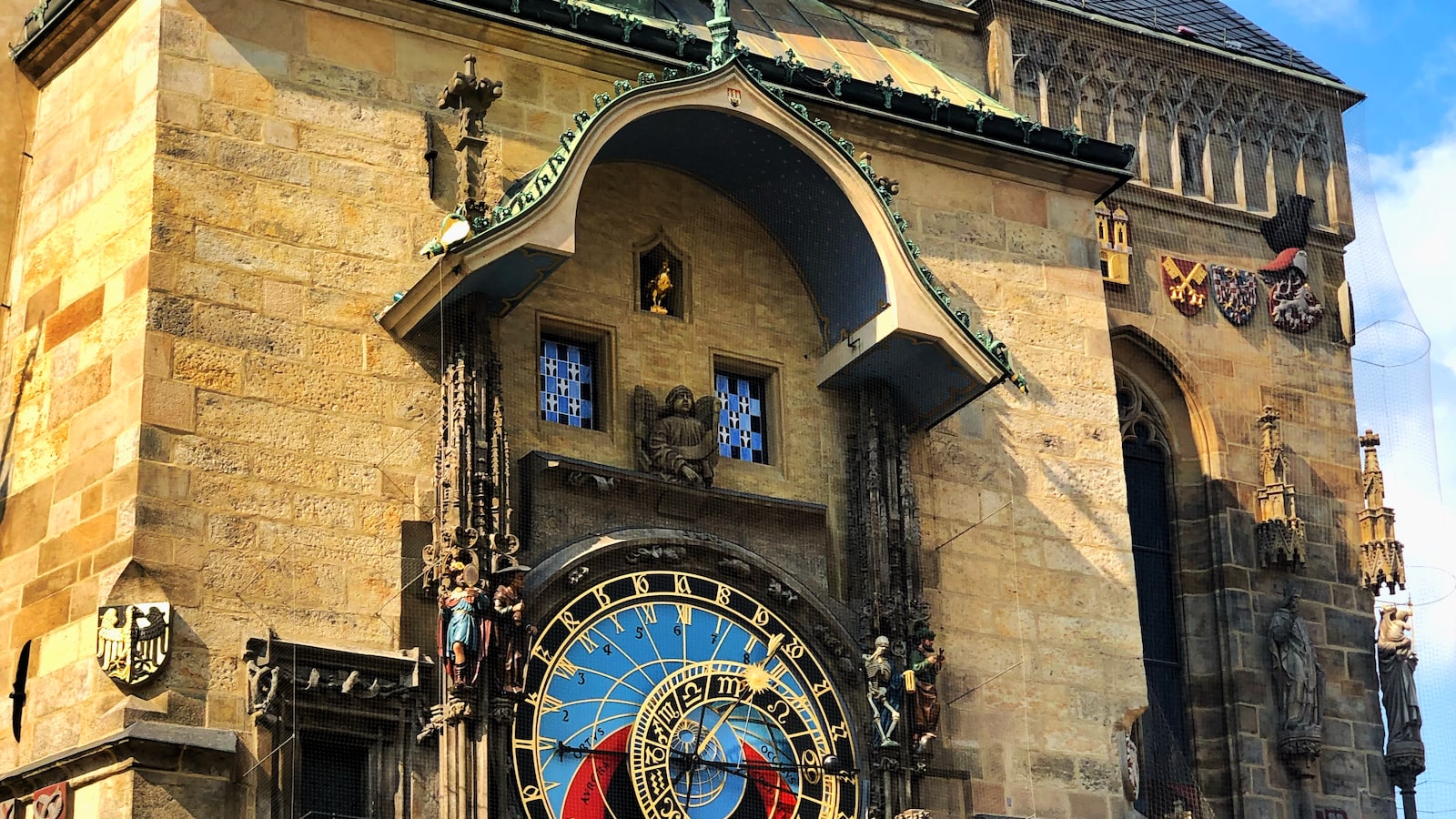 3. Navigate the Maze of Prague's Historic Districts: A Guide to the City's Neighborhoods