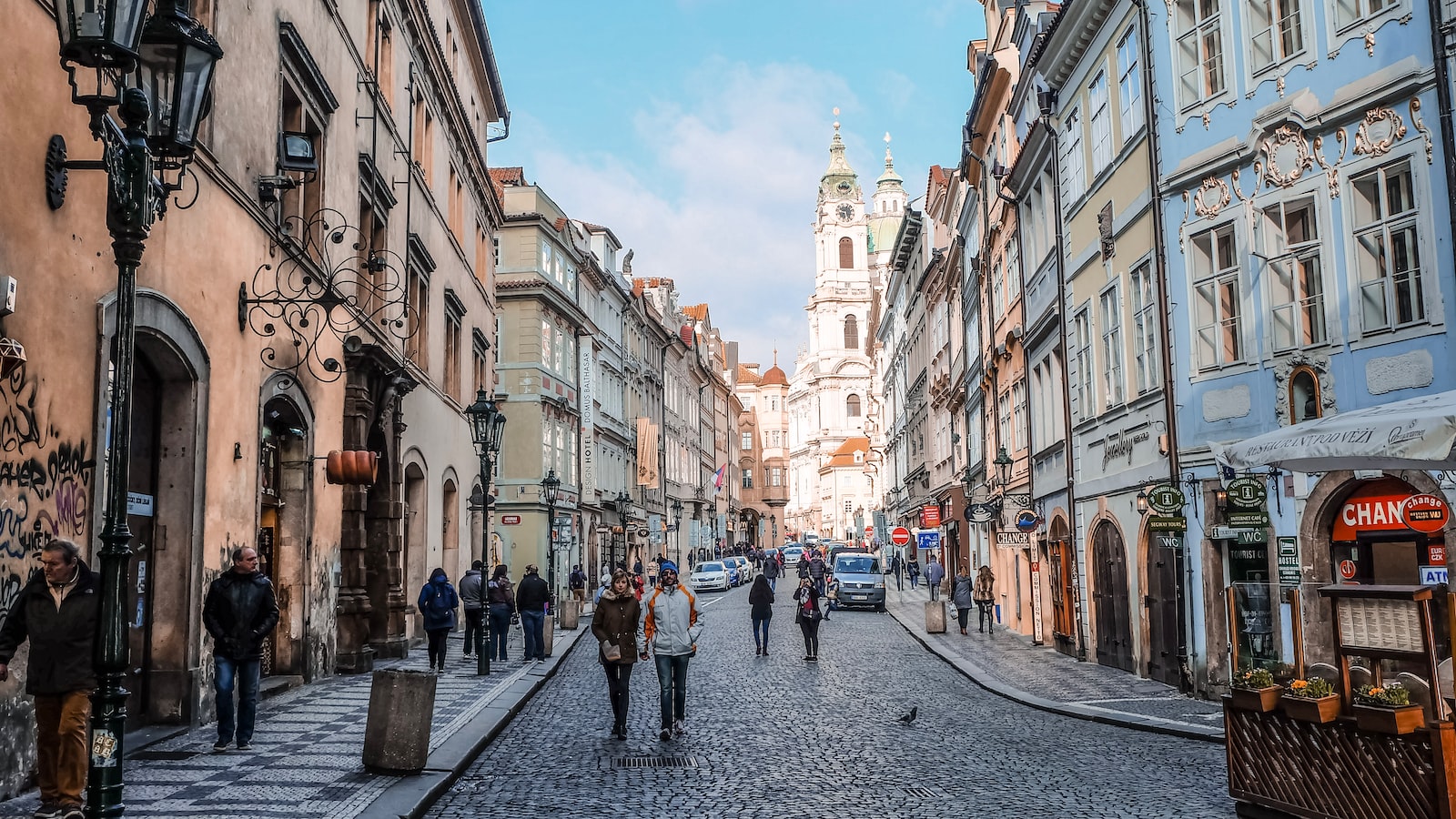 2. Prague's Architectural Extravaganza: Exploring the Stunning⁤ Gothic and Baroque Masterpieces